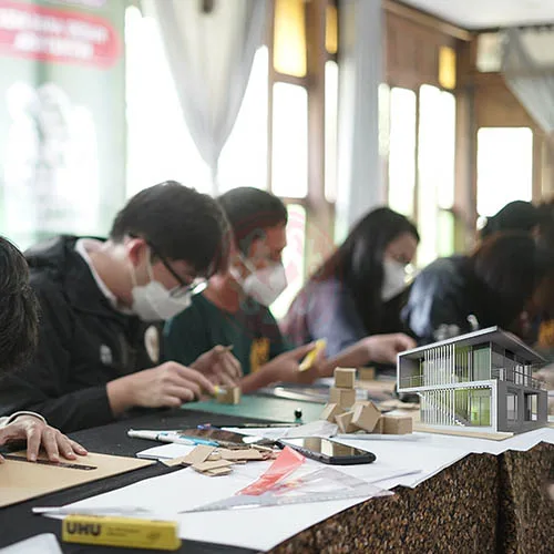 Proses merancang maket di kelas Arsitektur